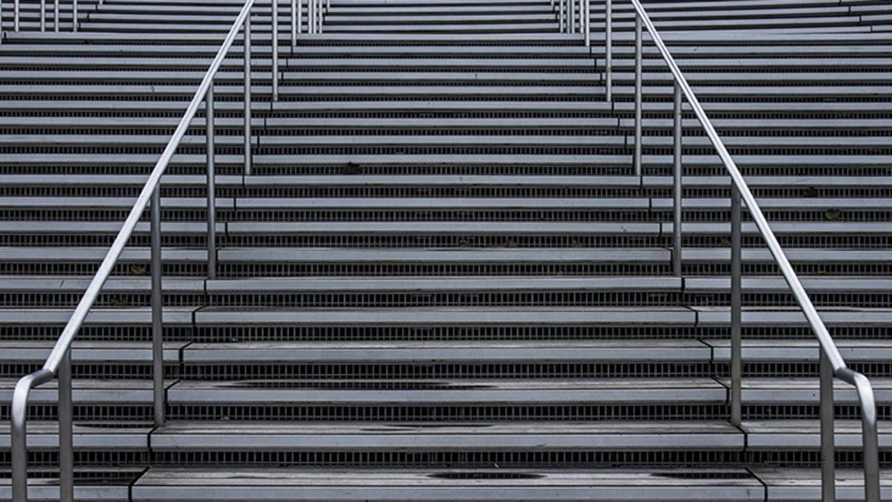 eine sehr lange, breite Treppe