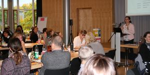 Kathleen Bochannek spricht zu den Teilnehmern Referentin spricht zu Teilnehmern