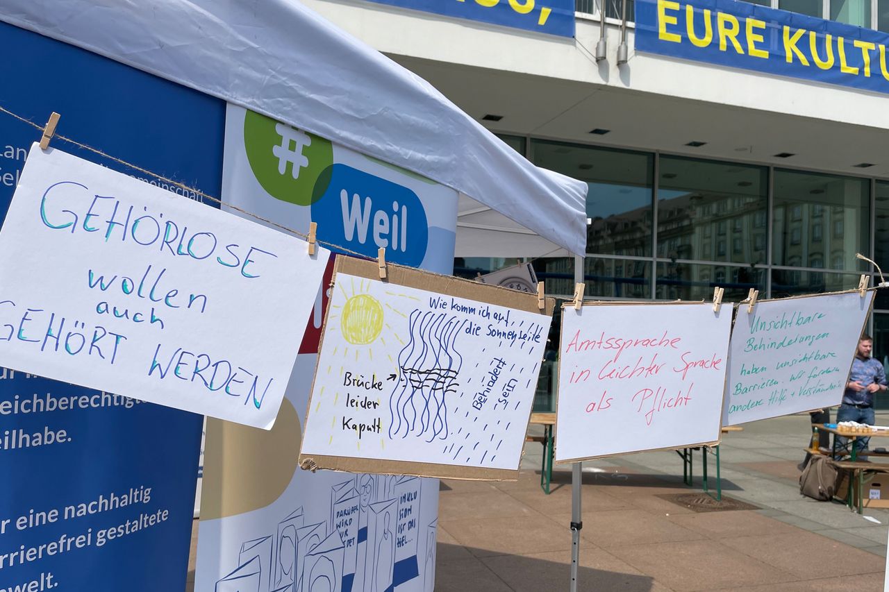 Protestplakate hängen zwischen den Pavillons