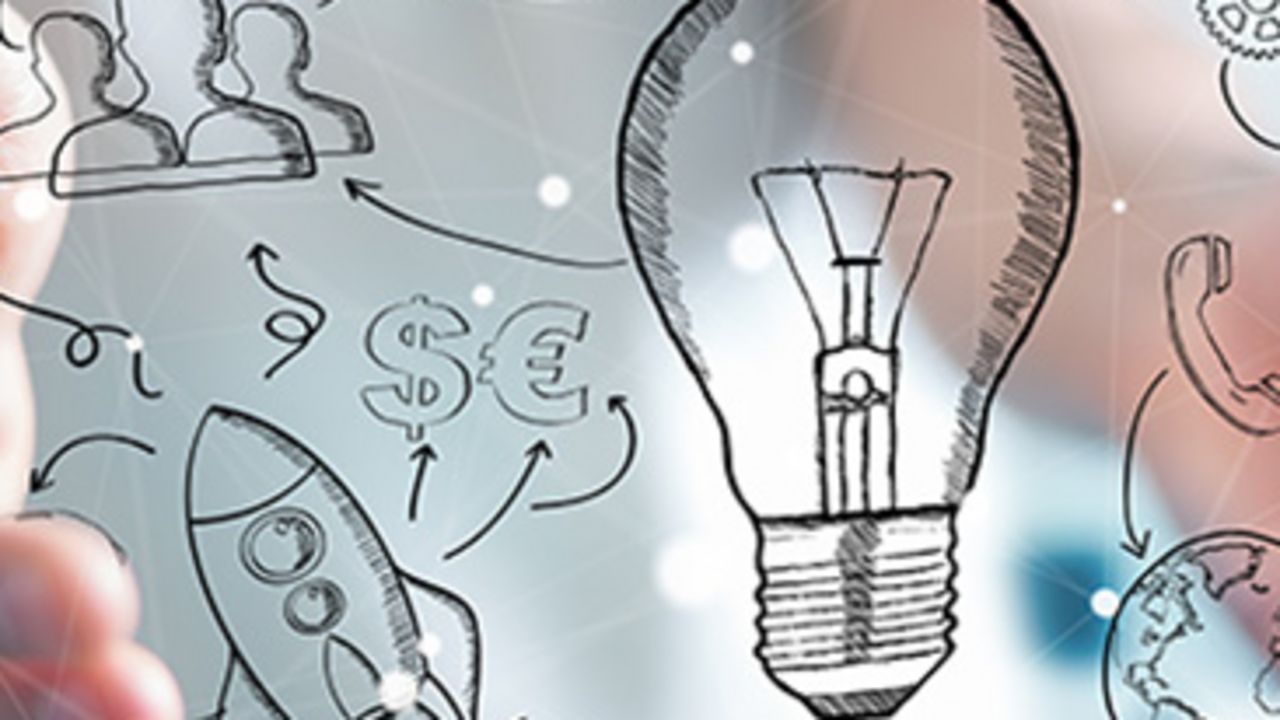 Das Projekt Hände umgreifen eine Wolke gezeichneter Bilder (Glühlampe, Zahnräder, Köpfe, Weltkugel)