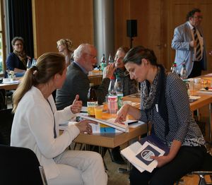 Teilnehmer sind im Gespräch vertieft