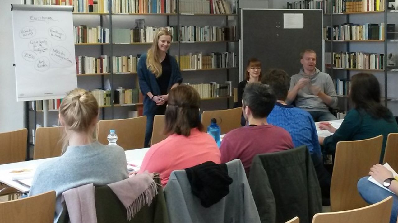 Blick auf Dozenten und Zuhörer von hinten