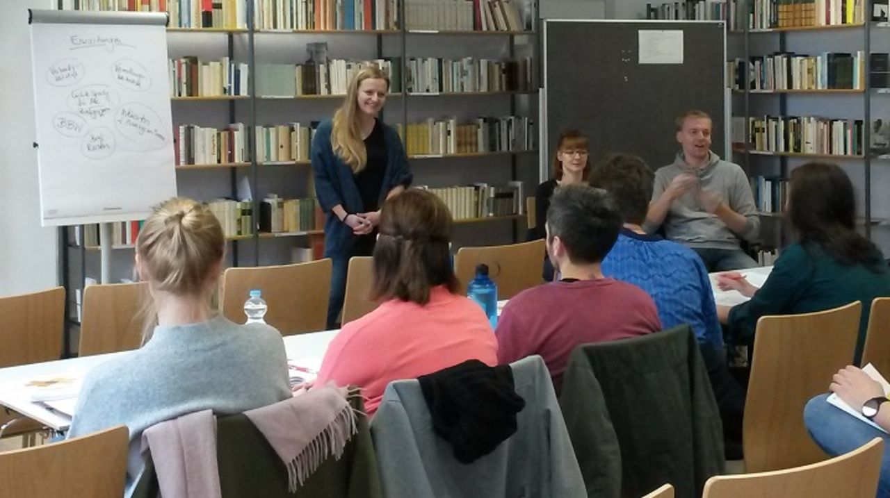 Blick auf Dozenten und Zuhörer von hinten