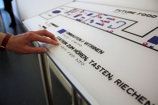 Finger tasten an der taktilen Übersicht vor der Ausstellung Future Food